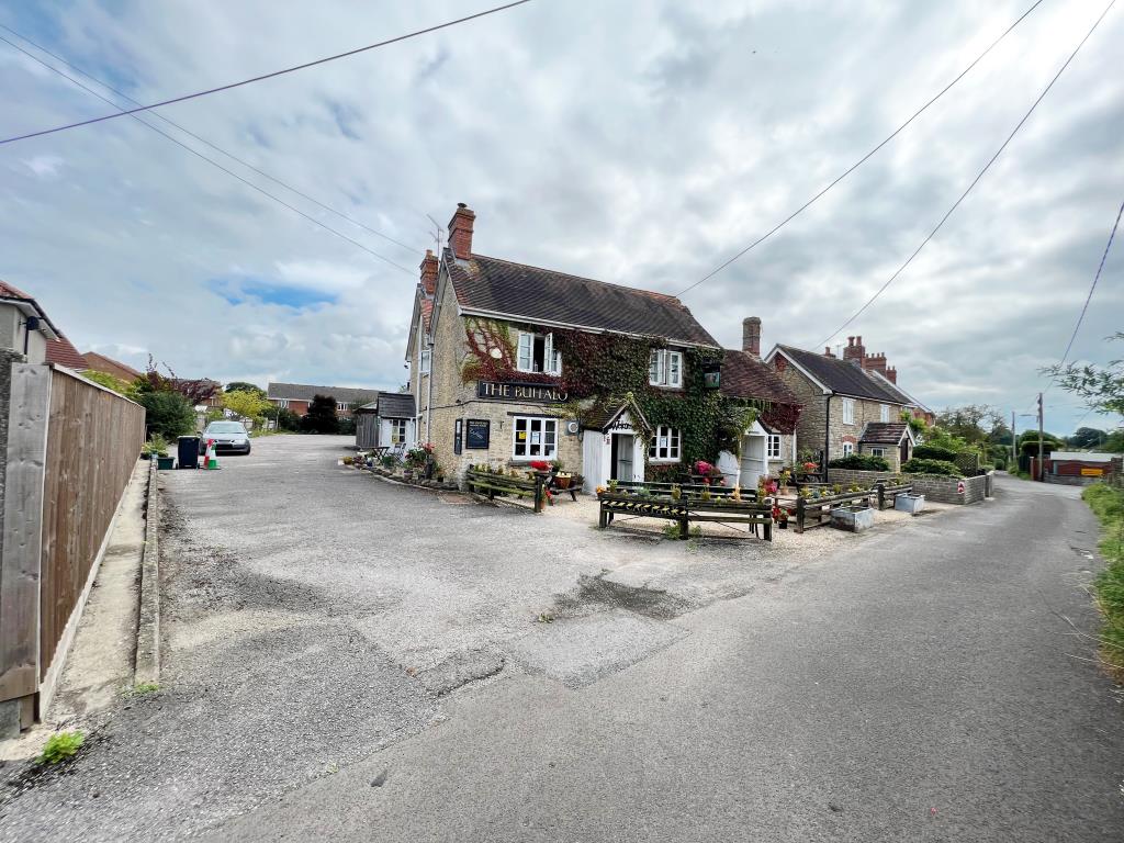 Lot: 135 - PUBLIC HOUSE ON PLOT OF OVER A THIRD OF AN ACRE - Village pub with car park and drive